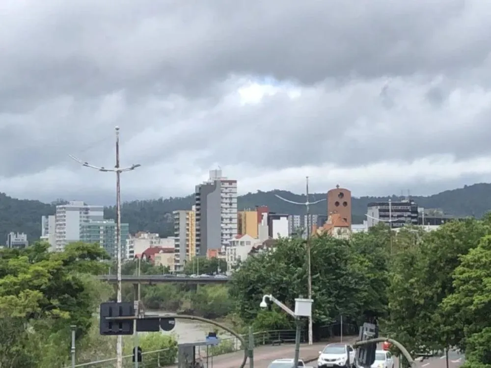 Blumenau terá uma quinta-feira de céu nublado, com alerta para pancadas de chuva acompanhadas de trovoadas