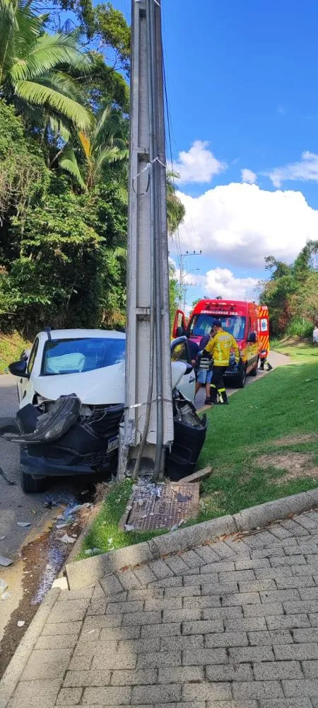 Carro bate contra poste no bairro Gasparinho, em Gaspar
