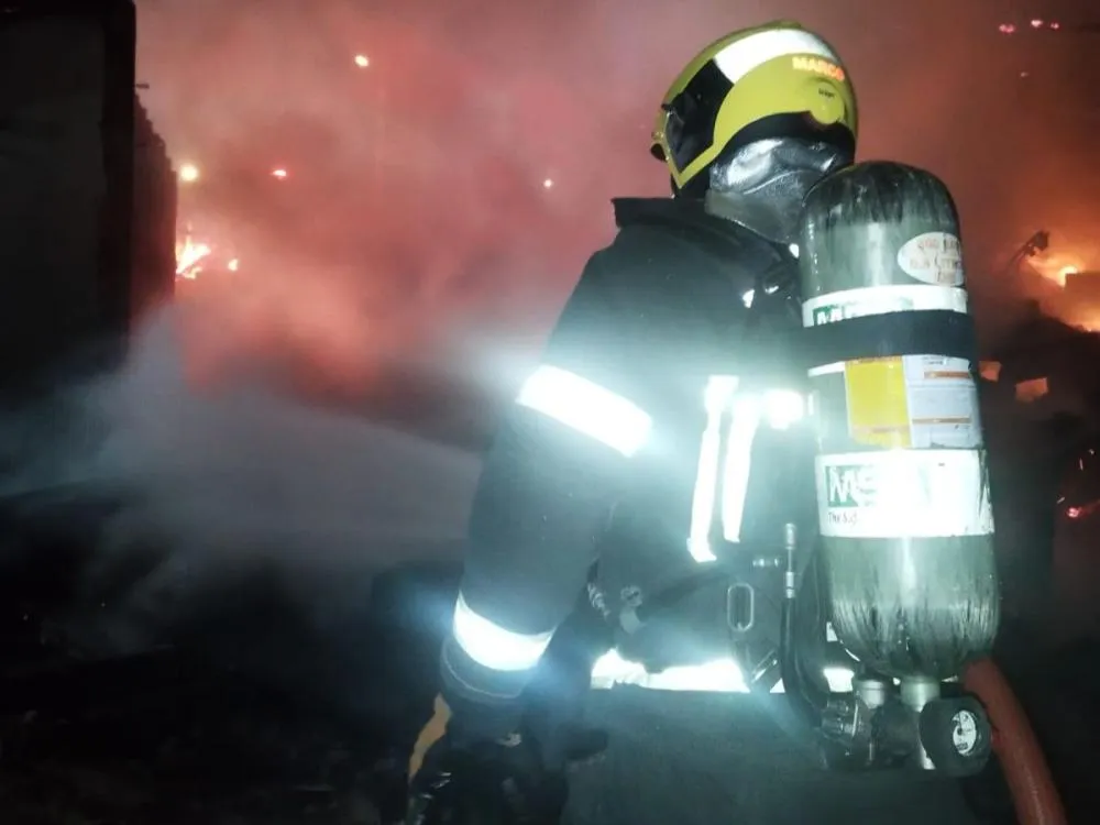 Casa de madeira fica destruída após incêndio e mobiliza bombeiros em Rio do Sul