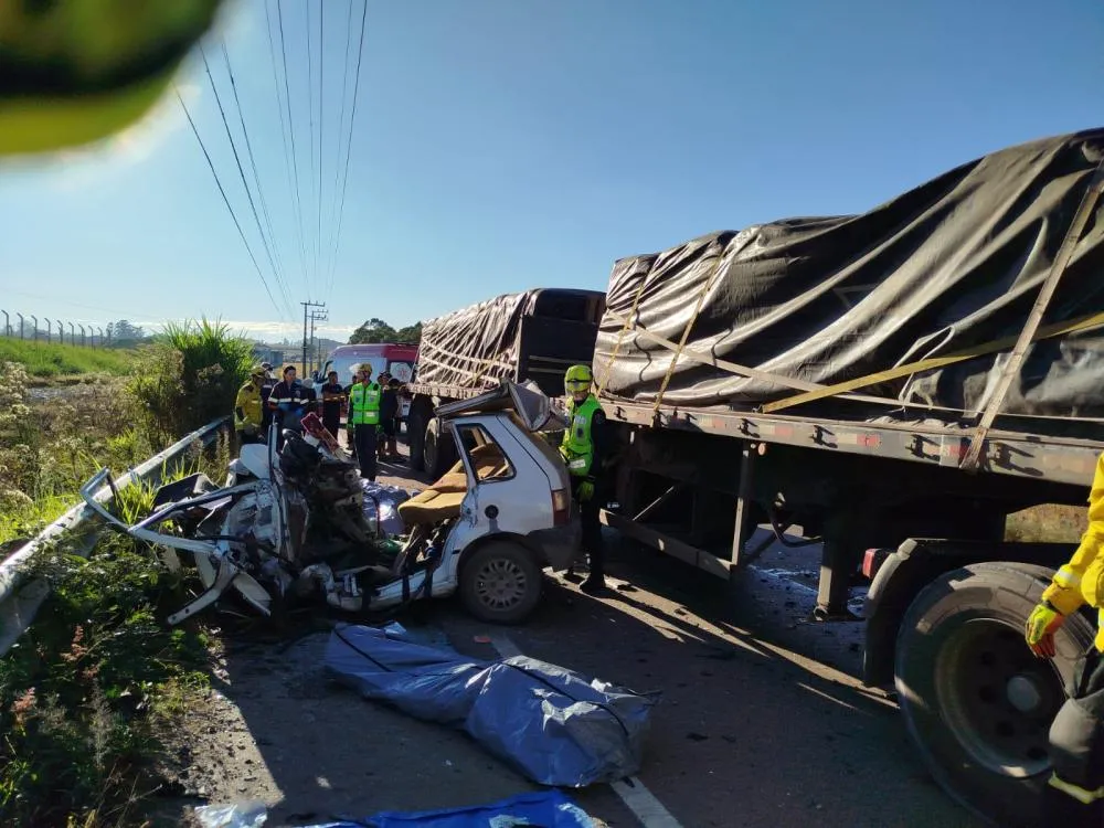 Acidente entre carro e caminhão deixa cinco pessoas mortas na SC-110, no Alto Vale