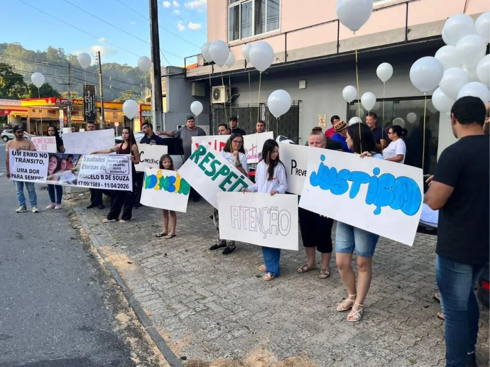 Familiares e amigos fazem manifestação por justiça uma semana após morte de motociclista em Blumenau