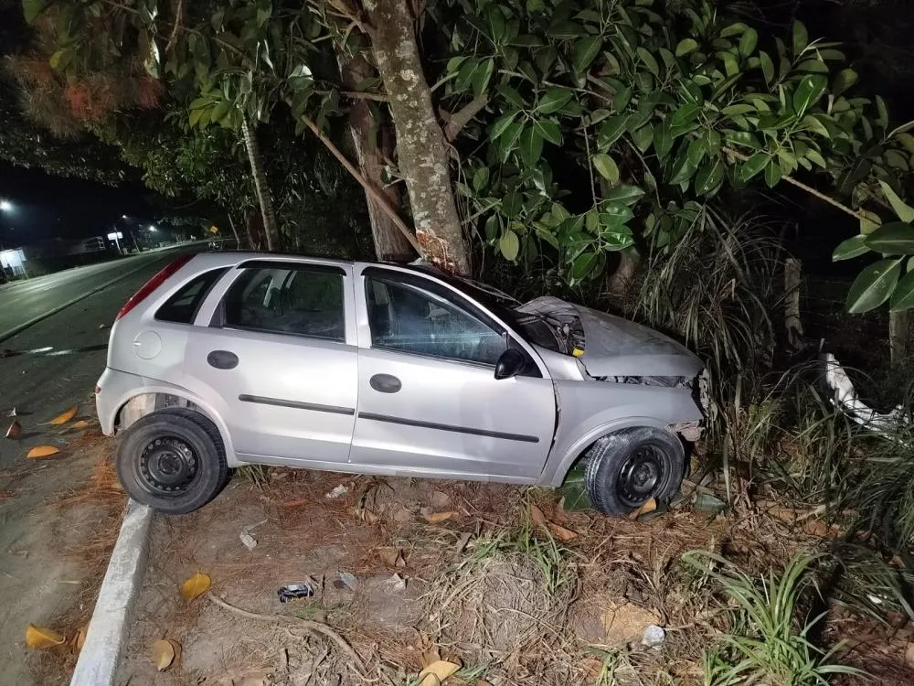 Homem fica ferido após perder o controle do carro e bater em árvore na SC-350, em Ituporanga