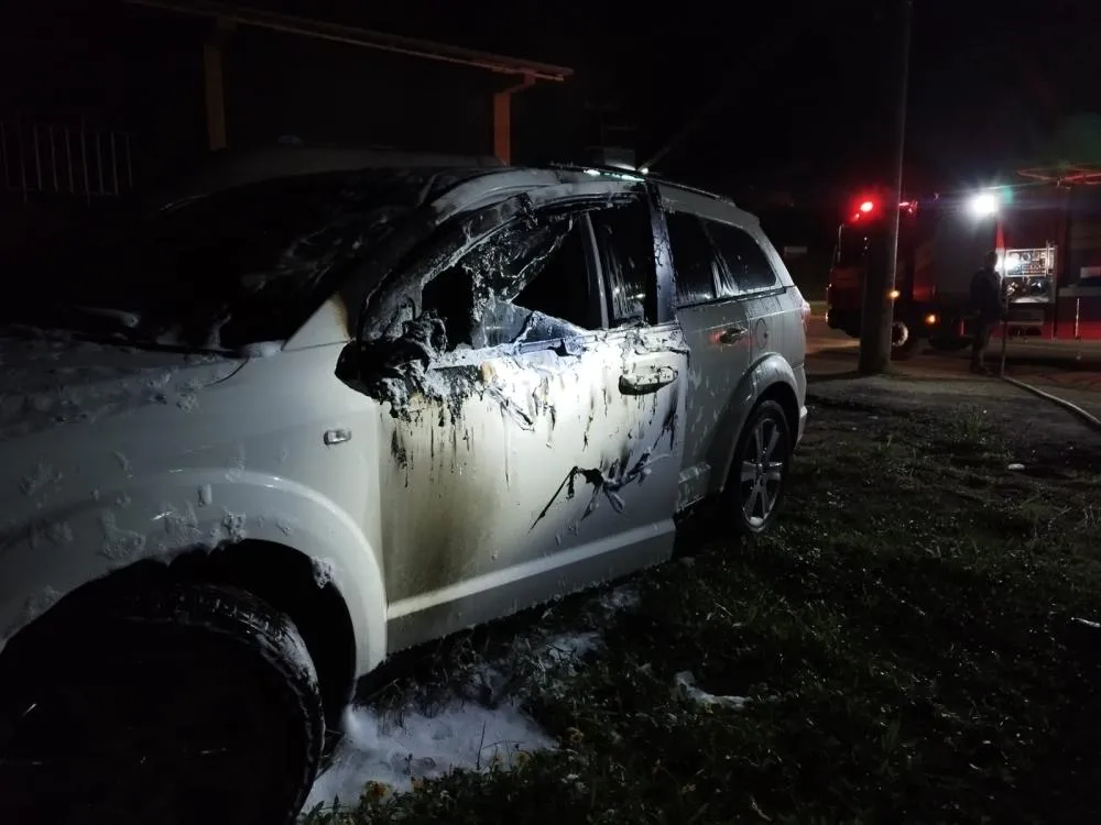 Carro pega fogo na madrugada em Rio do Sul e proprietário não é localizado