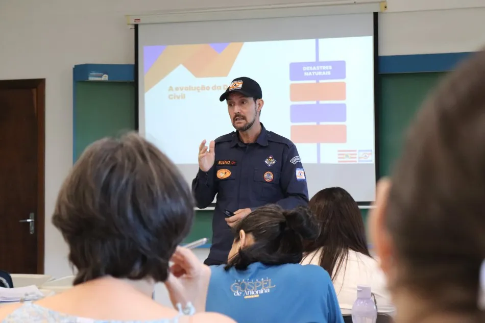 Escolas de Blumenau treinam protocolo 'Fugir, Esconder e Lutar' em mês de conscientização