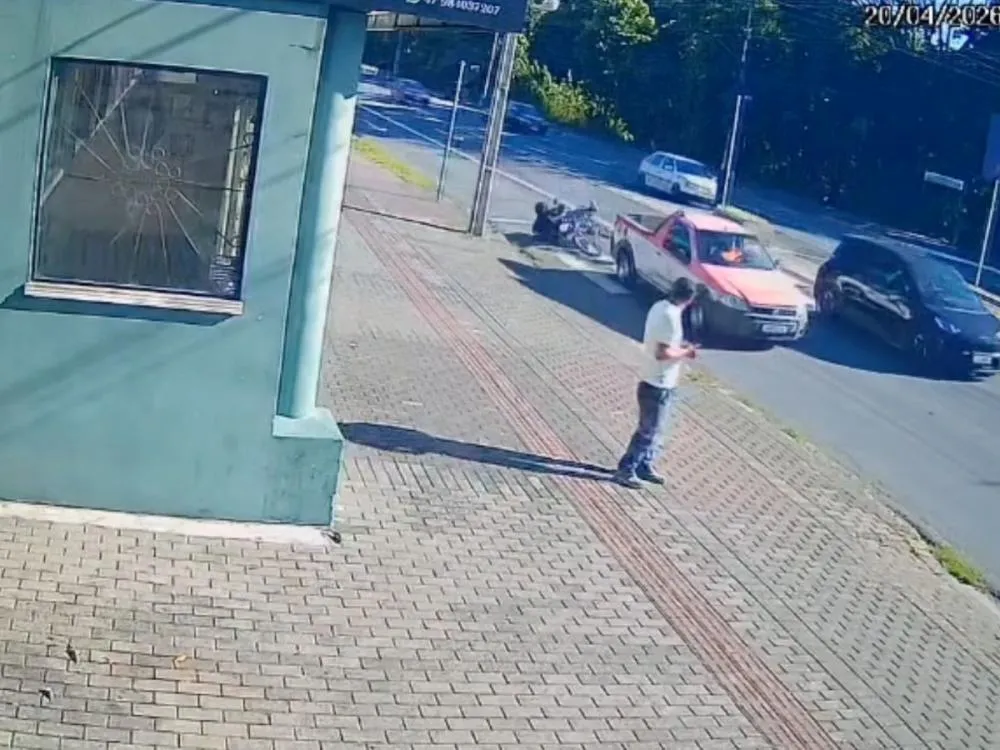 Vídeo: Câmera flagra acidente entre carro e motocicleta na rua Sete de Setembro, em Blumenau
