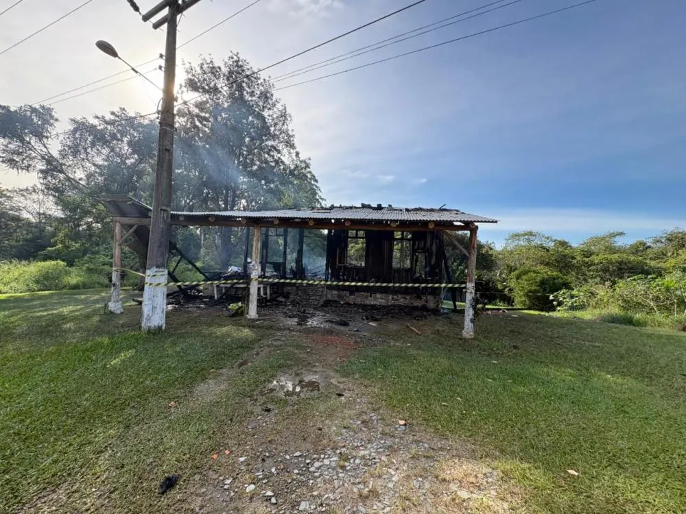 Casa é consumida por incêndio e fica completamente destruída em Trombudo Central