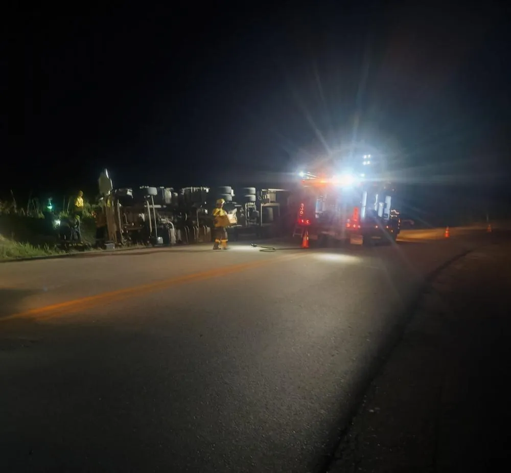 Caminhoneiro fica preso às ferragens após acidente na 'Serra da Santa', em Pouso Redondo