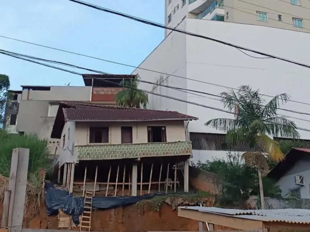 VÍDEO: Casa 'racha ao meio' após escavação de obra vizinha em Blumenau