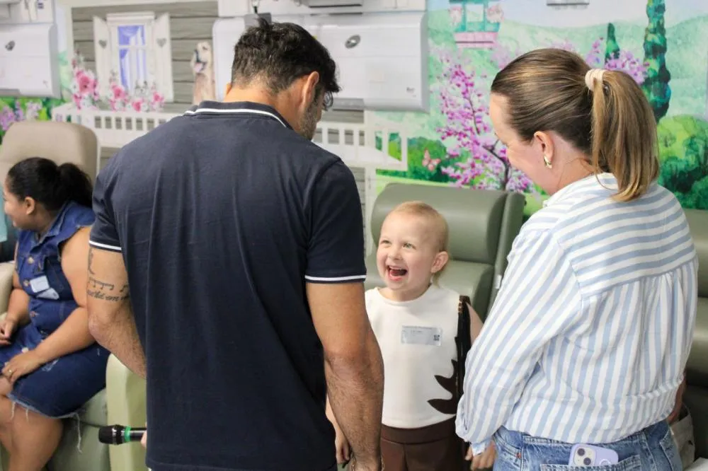 Cantor Marcos, da dupla com Belutti, visita oncologia pediátrica em Blumenau e emociona pacientes