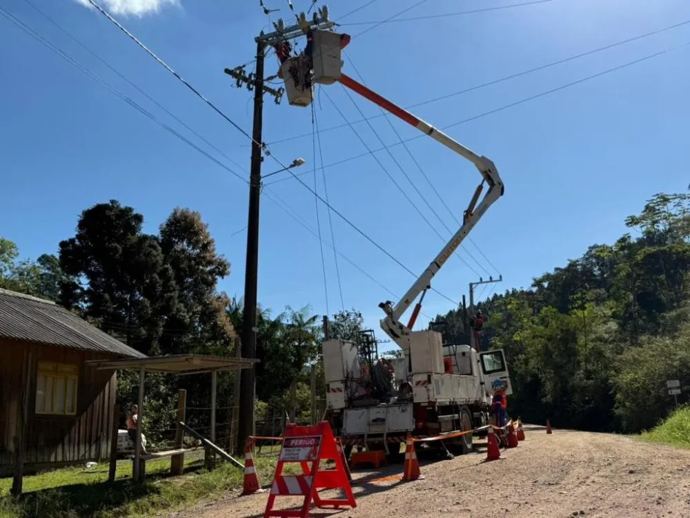Celesc investe R$ 400 mil para modernizar rede de energia e ampliar sistema trifásico em Gaspar