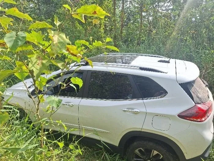 PM localiza Tracker roubada escondida em trilha nos fundos de olaria em Gaspar