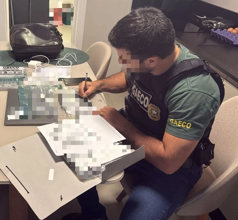 Operação 'Cavalo de Tróia' investiga advogado suspeito de esconder smartwatches para presos em Joinville