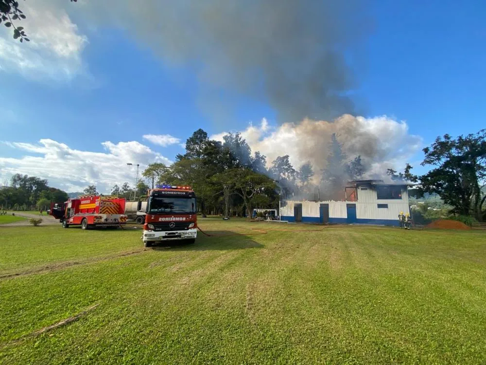 Incêndio de grandes proporções destrói imóvel e mobiliza bombeiros em Rio do Sul