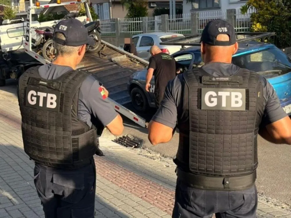 Blitzes de trânsito abordam mais de 100 e resultam em cinco remoções de veículos em Brusque