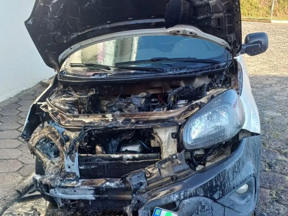 Incêndio consome carro e populares controlam chamas antes da chegada dos bombeiros no Alto Vale