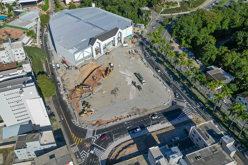 Rua Oscar Jenichen é 'deslocada' em 90 metros após construção de loja; veja como ficou o trânsito no local