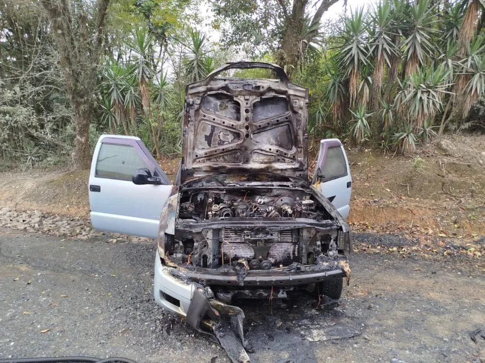 Caminhonete é atingida por incêndio e mobiliza bombeiros no Alto Vale