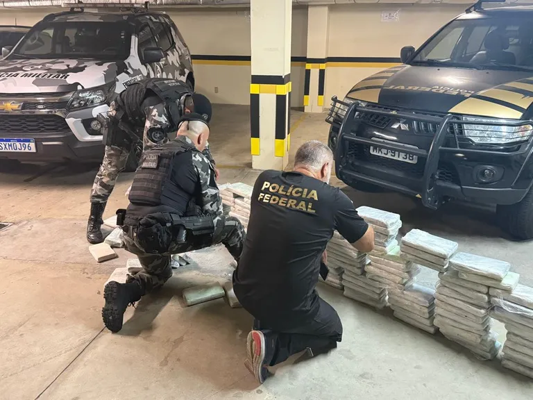 Carreta com 171 kg de cocaína escondidos é interceptada durante fiscalização da PM na Grande Florianópolis