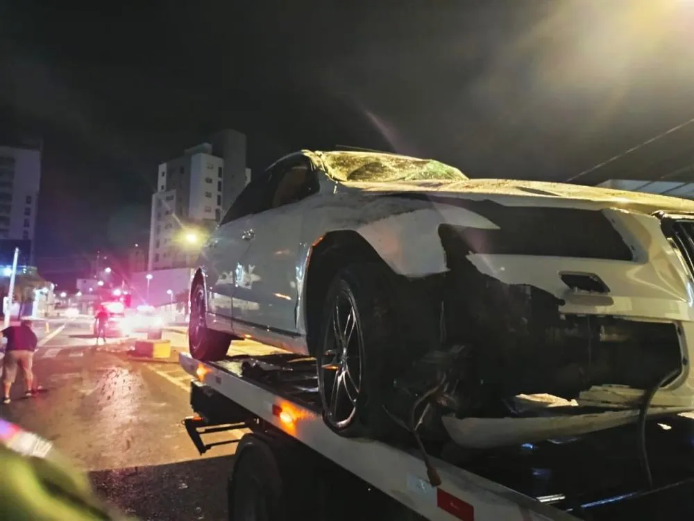 Motorista de Audi é detido após bater em ilha de segurança na rua São Paulo, em Blumenau