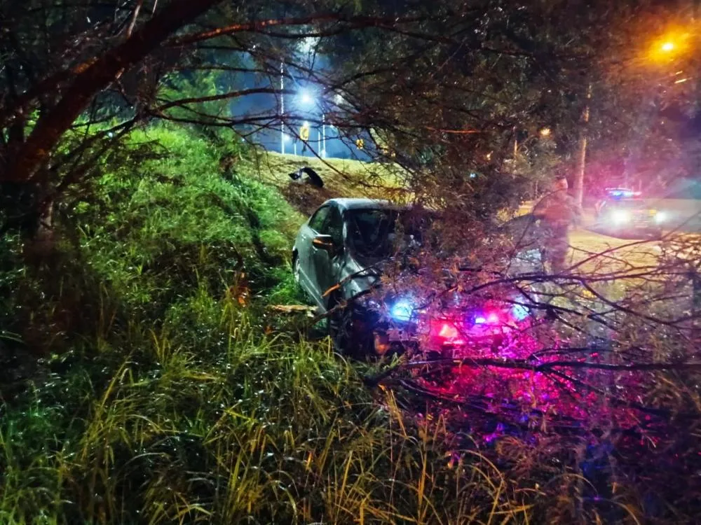 Motorista bêbada e sem CNH perde o controle na Via Expressa, em Blumenau