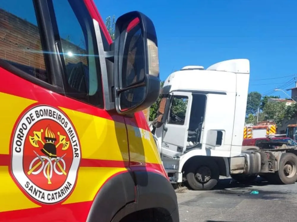 Motorista de caminhão fica gravemente ferido após bater em muro de casa em Blumenau
