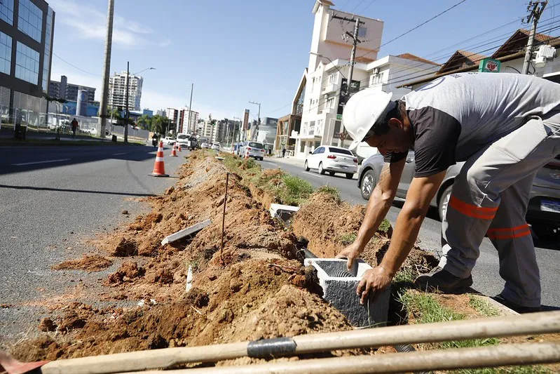Obras de modernização na iluminação alteram trânsito na Humberto de Campos em Blumenau