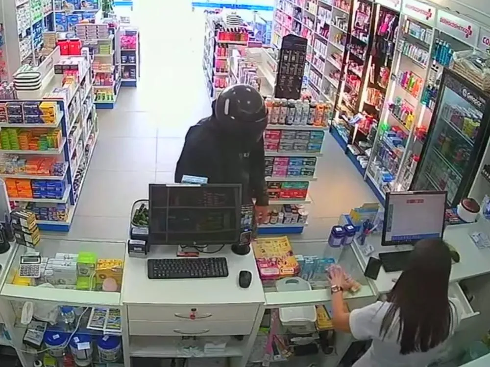 Vídeo: Homem ameaça funcionárias e assalta farmácia no bairro Badenfurt, em Blumenau