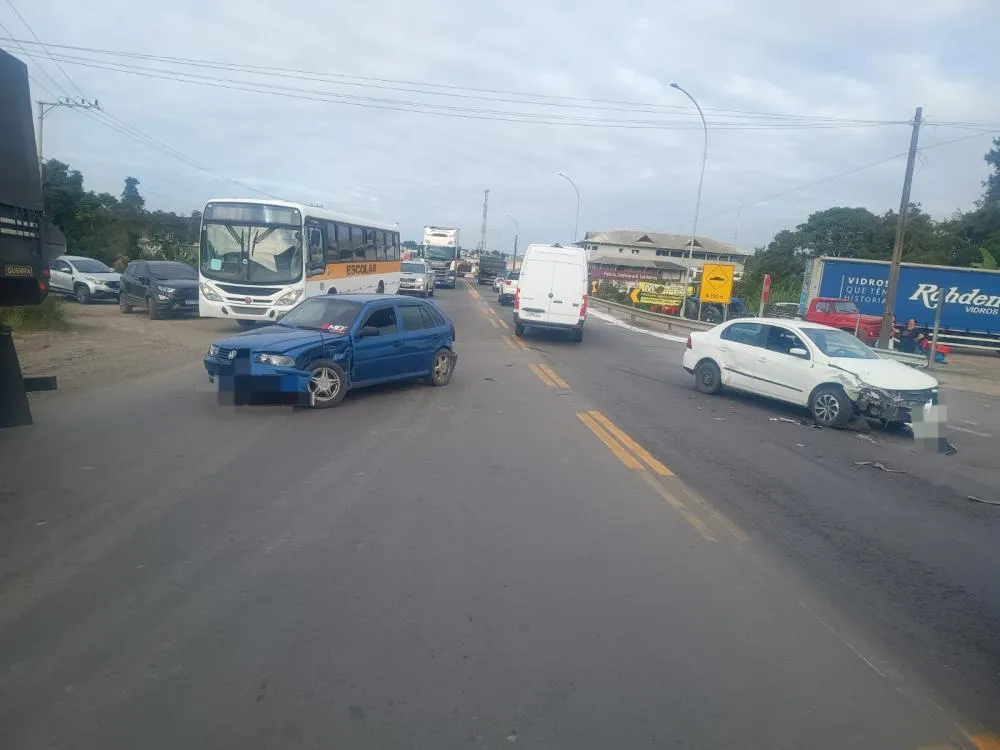 Batida entre dois carros deixa jovem ferido na BR-470, em Pouso Redondo