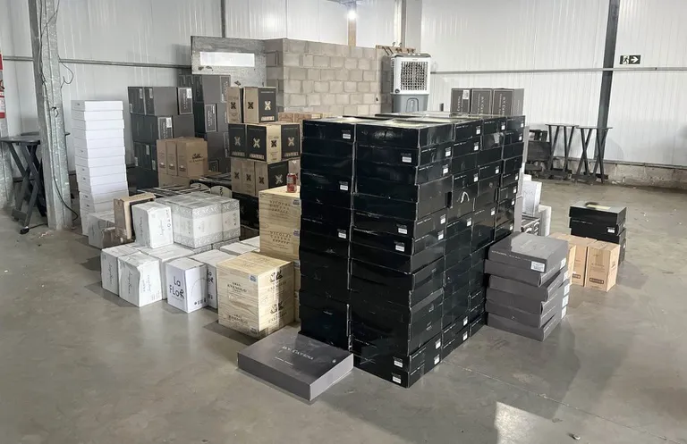 PF intercepta 600 caixas de vinhos ilegais e prende suspeitos na fronteira com a Argentina
