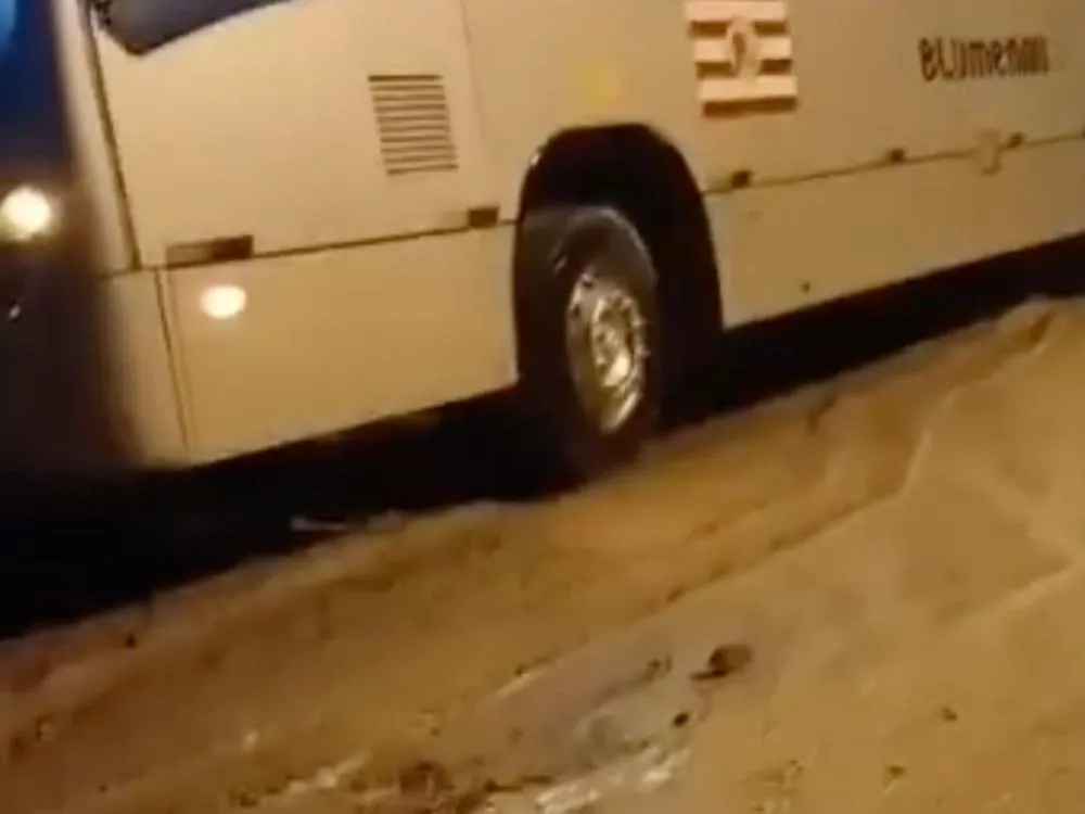 Vídeo: Ônibus da linha 506 atolam no Morro da Garuva e transporte é afetado em Blumenau