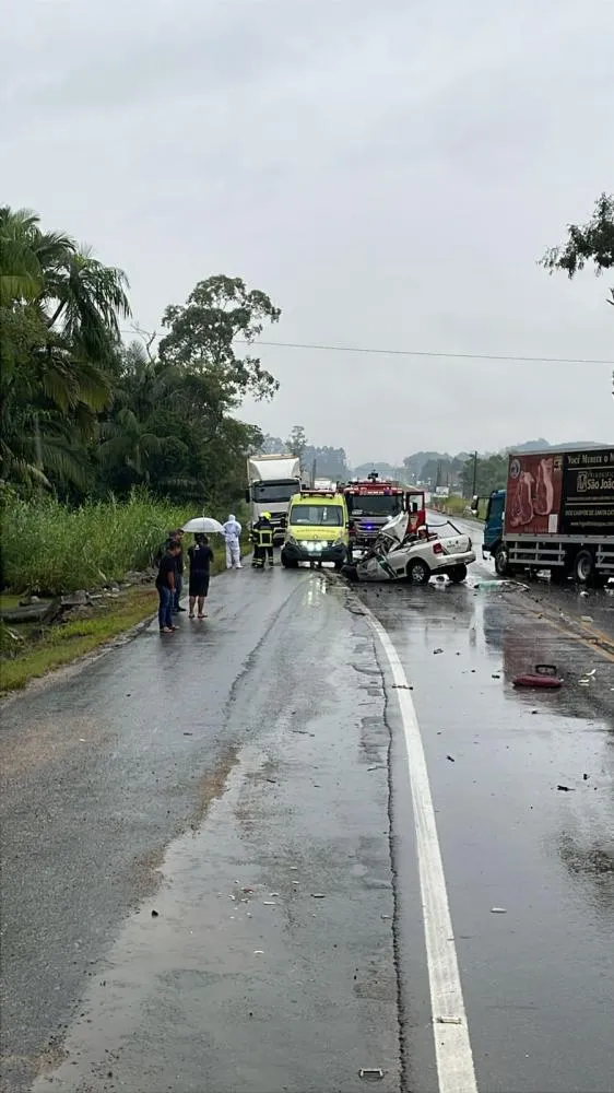 Acidente entre carro e caminhão deixa dois mortos na BR-470 em Indaial