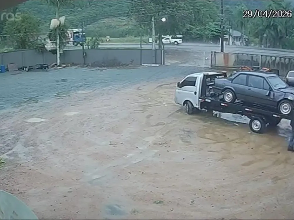 Câmera de segurança registra batida entre caminhão e carro, que deixou duas pessoas mortas na BR-470, em Indaial