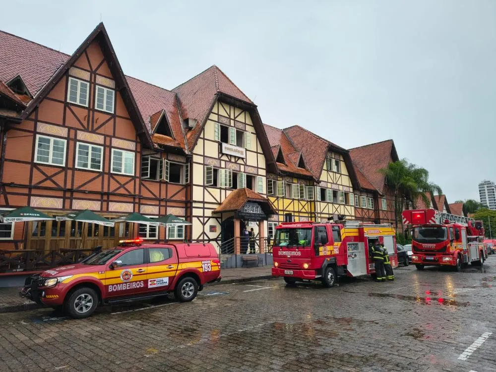 Princípio de incêndio mobiliza bombeiros em restaurante na Vila Germânica, em Blumenau