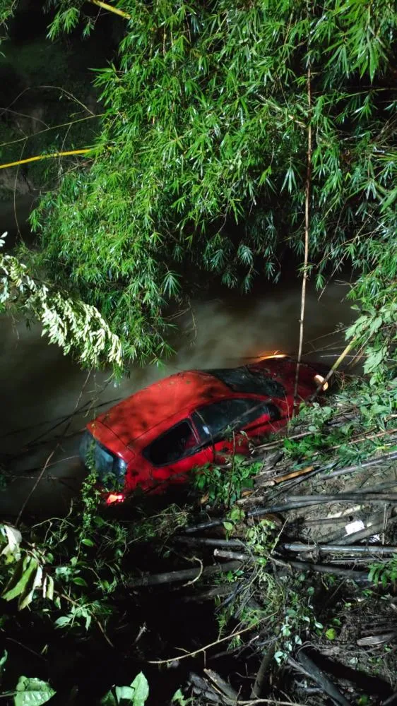 Carro cai em rio após sair da pista em Trombudo Central; motorista é resgatada
