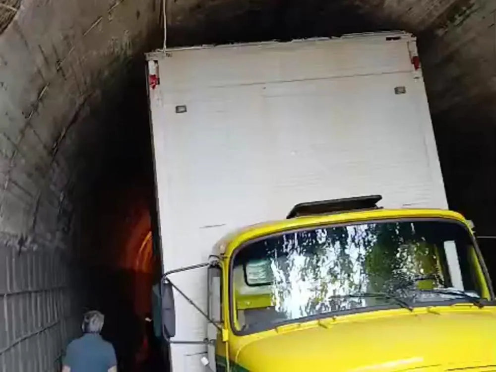 Caminhão fica preso no túnel da Ponte de Ferro, em Blumenau, e causa bloqueio no trânsito
