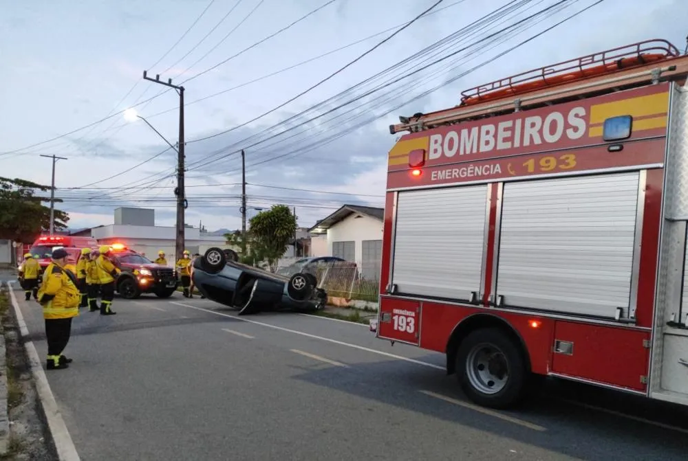 Carro capota após bater em muro de casa em Gaspar