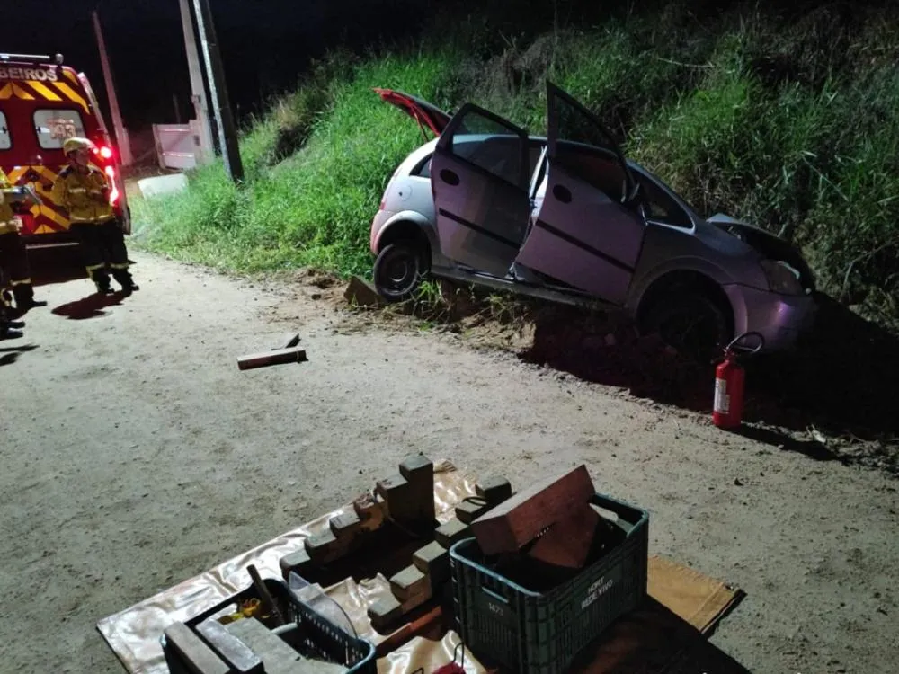 Saída de pista seguida por batida em barranco deixa dois feridos em Gaspar