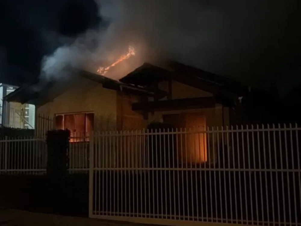 Incêndio atinge casa e mobiliza bombeiros no Alto Vale do Itajaí