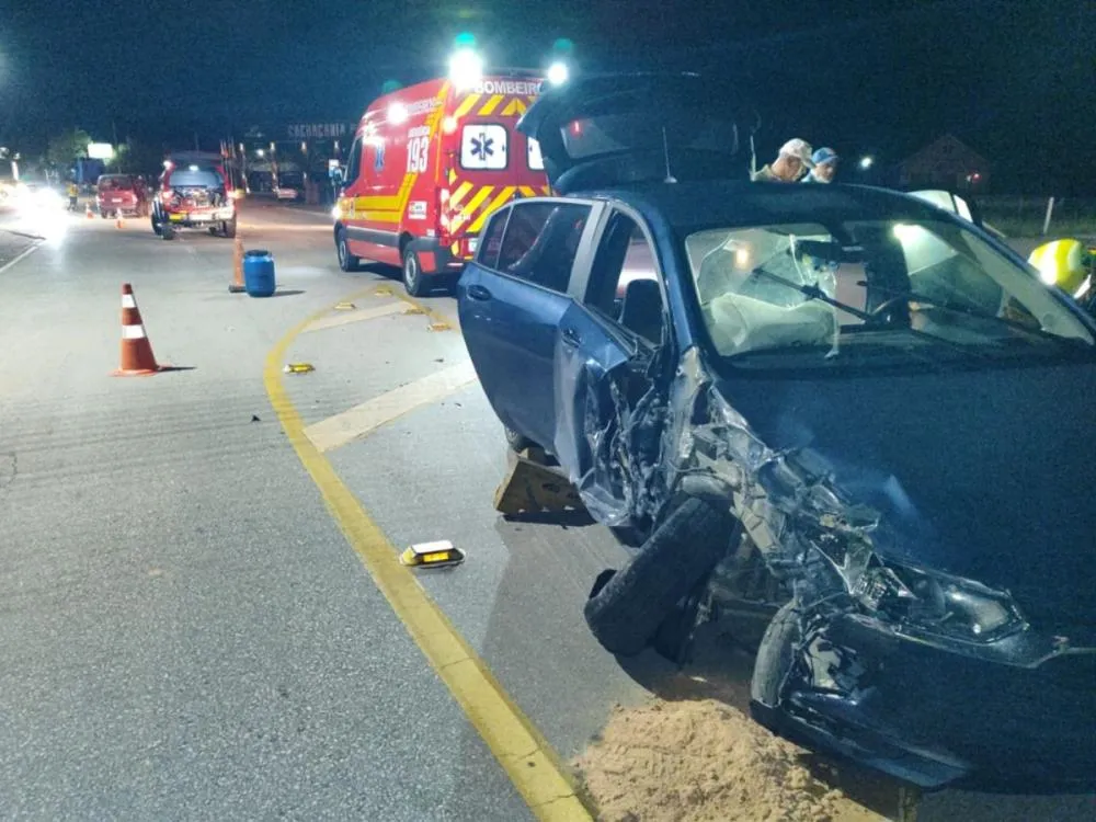 Acidente entre carro e caminhão deixa motorista ferida na rodovia Jorge Lacerda, em Gaspar