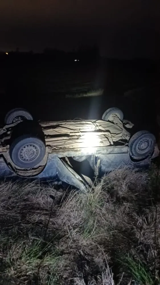 Carro capota na SC-114 após motorista desviar de cachorro e deixa dois feridos em Taió