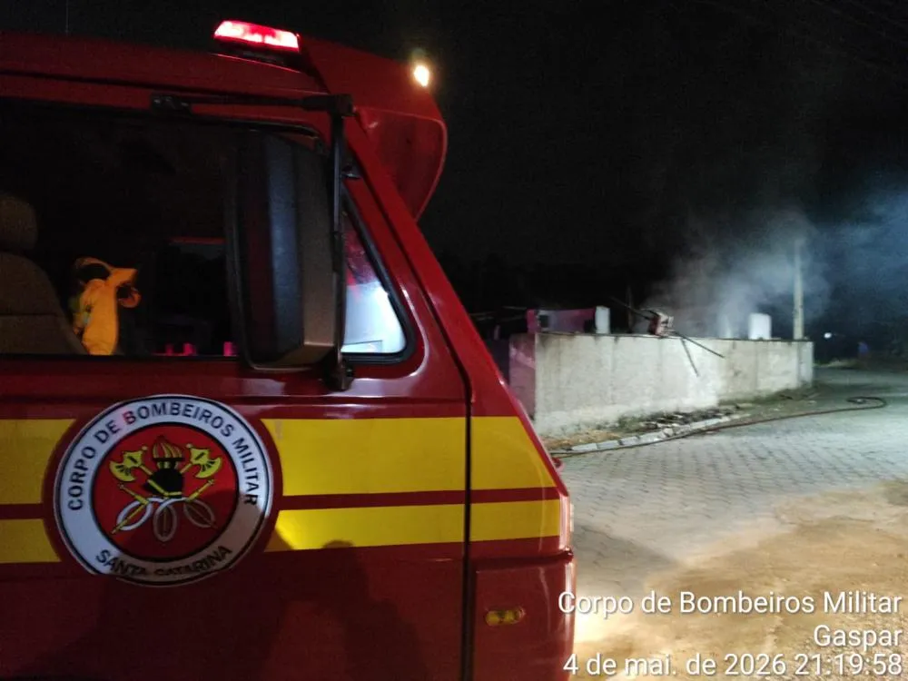 Incêndio destrói casa em Gaspar na noite desta segunda-feira