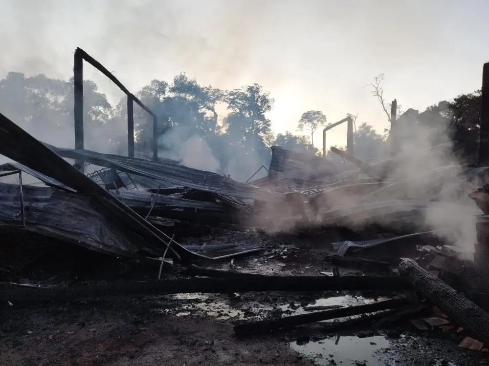 Incêndio destrói galpão agrícola na madrugada desta terça-feira, em cidade do Alto Vale 