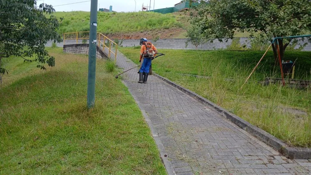 Após reclamações de moradores, Prefeitura de Blumenau realiza limpeza em praça da Itoupava Norte