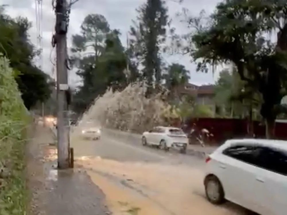 Vazamento na rua Hermann Hering afeta abastecimento no bairro Bom Retiro, em Blumenau