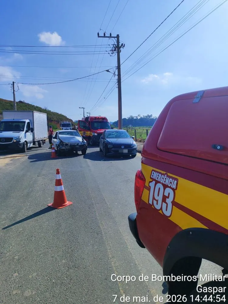 Batida entre dois carros deixa quatro feridos em Gaspar