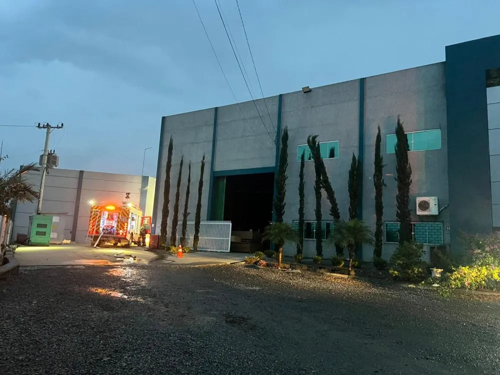Incêndio atinge fábrica de móveis às margens da BR-470, em Pouso Redondo