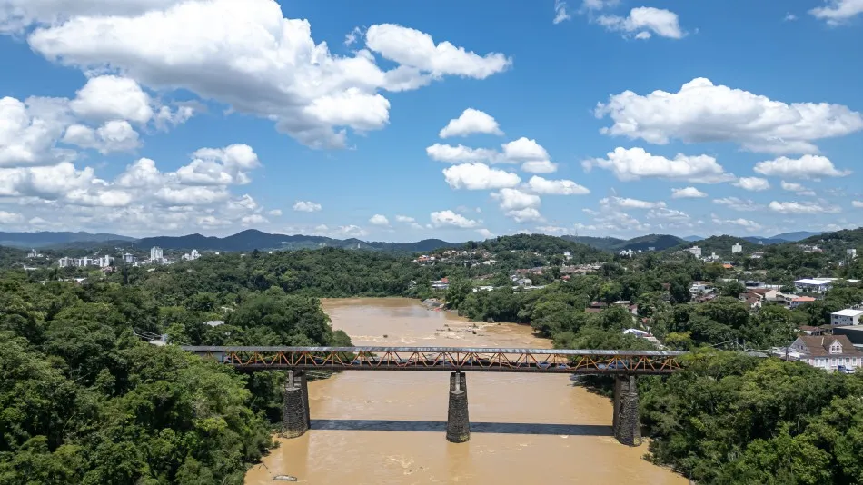 Ponte do Salto passa por reforma e terá mudanças no trânsito a partir desta segunda-feira em Blumenau