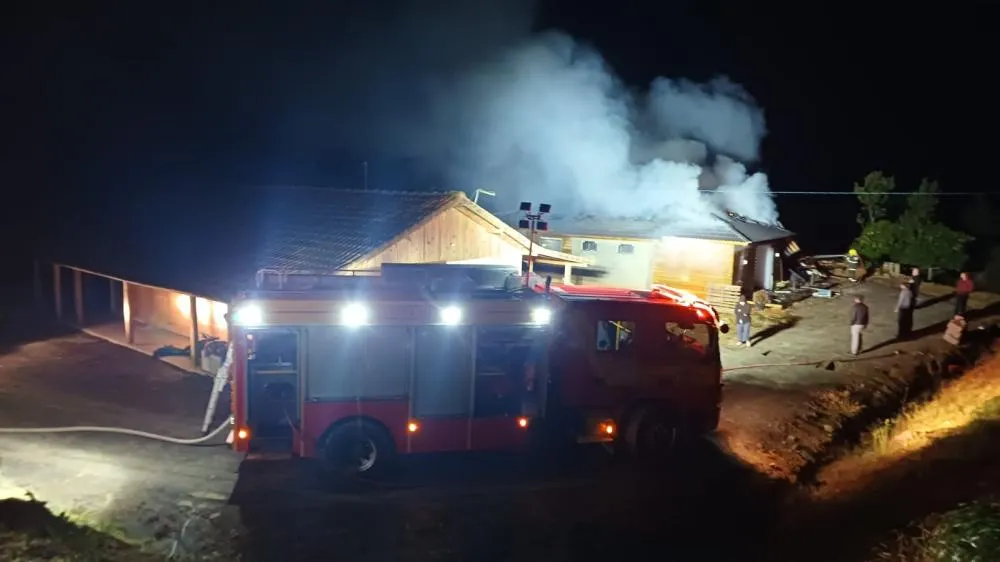 Homem acorda com estalos e vê incêndio destruir casa no Alto Vale do Itajaí