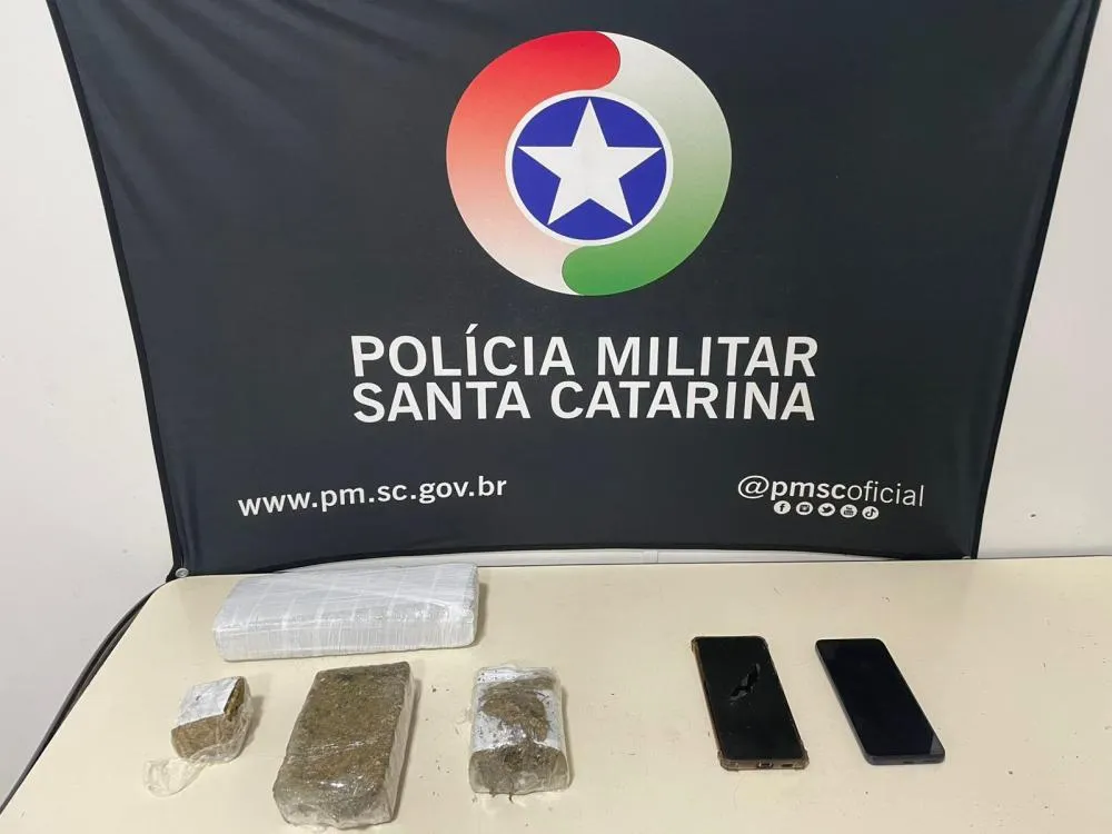 Polícia Militar encontra 2 kg de maconha dentro de carro e prende dupla em Blumenau