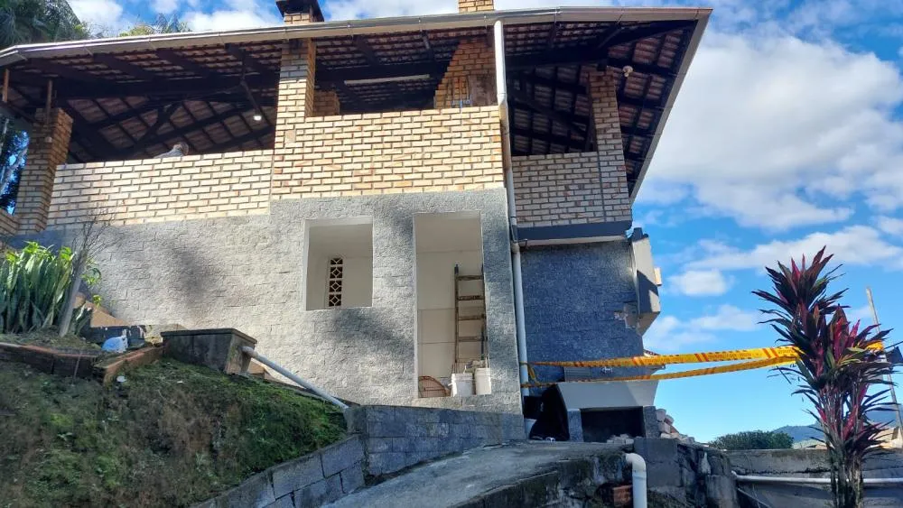 Sacada desaba durante almoço de Dia das Mães e deixa quatro feridos em Blumenau